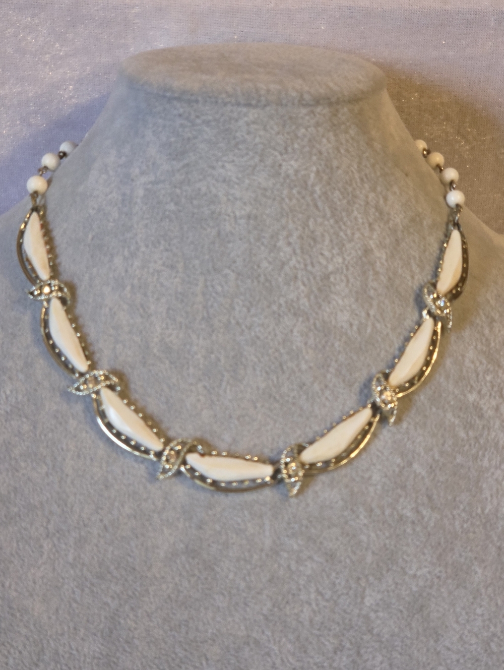 Vintage Elegant White and Silver Link Choker Necklace